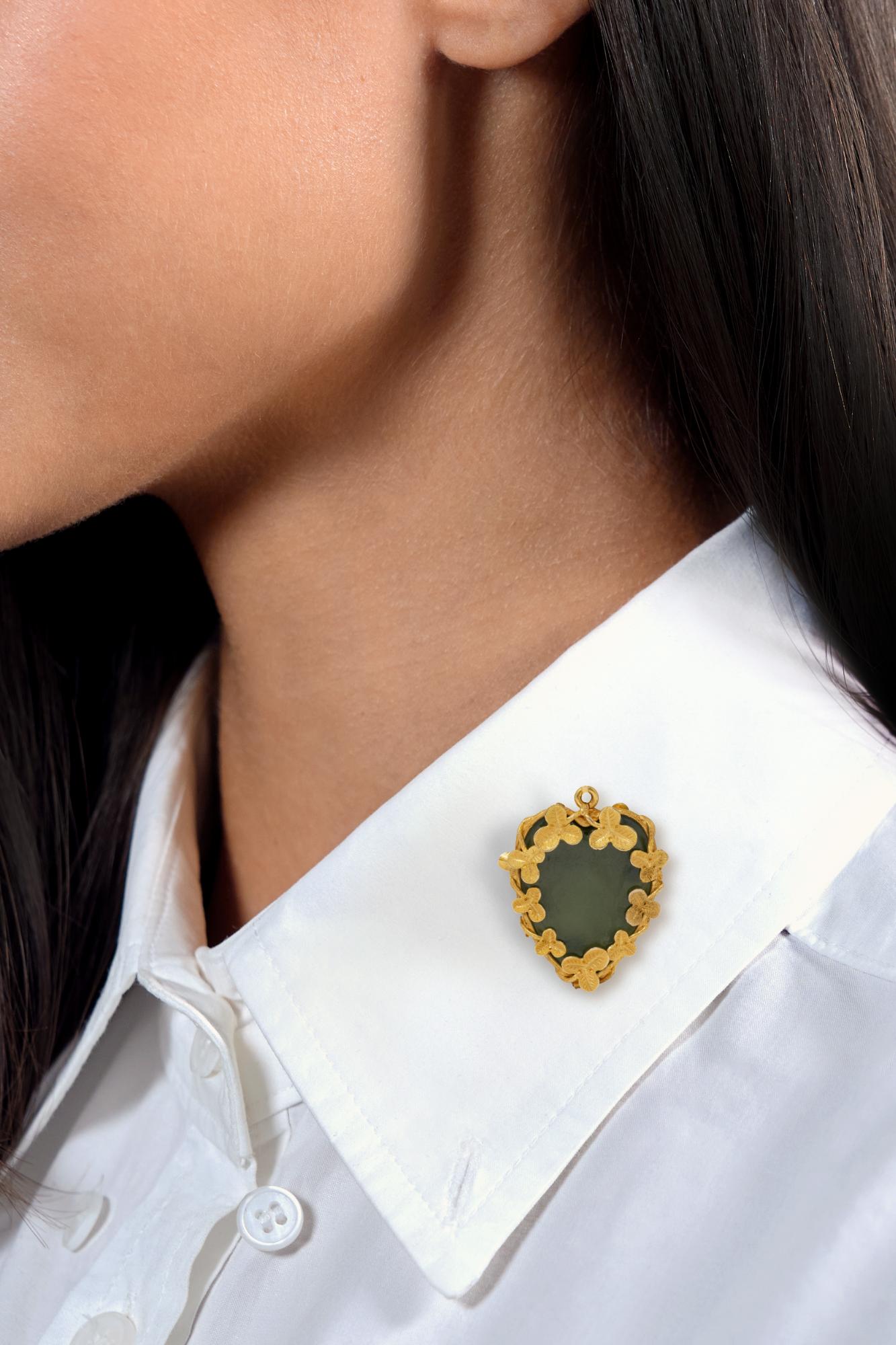 Art Nouveau Green Agate 18 Karat Yellow Gold Antique Clover Heart Pendant Brooch