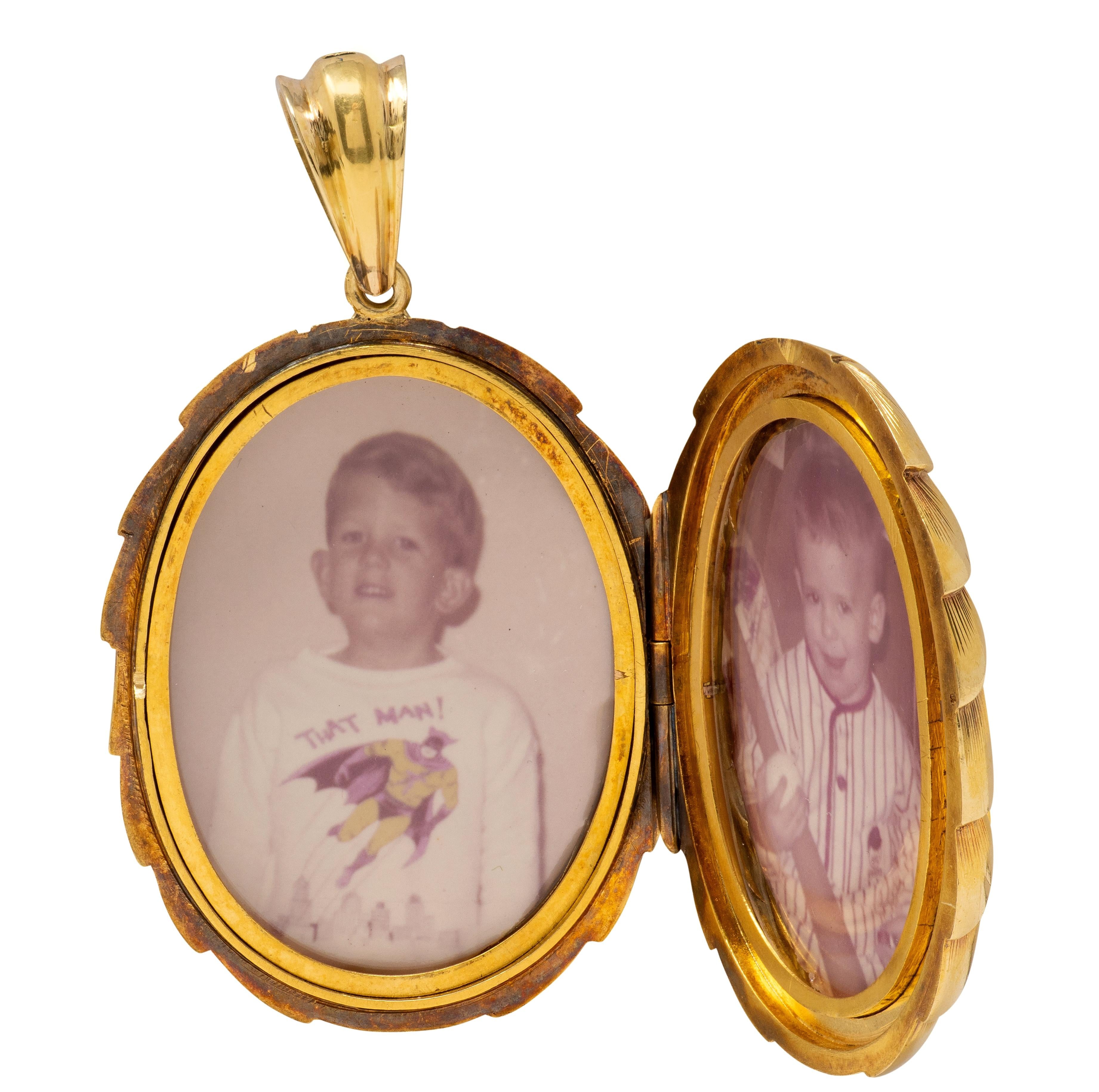 1950's 18 Karat Yellow Gold Vintage Feather Photo Locket Pendant