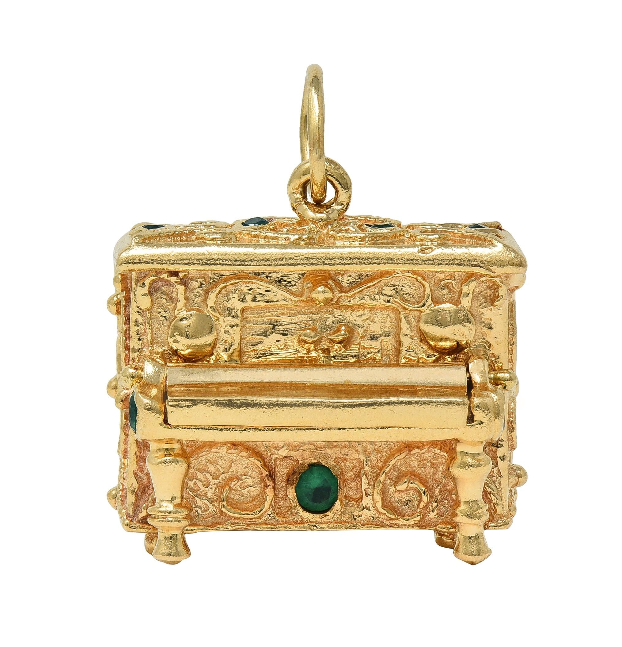 1960's Chrysoprase 14 Karat Yellow Gold Vintage Filigree Piano Pendant Charm