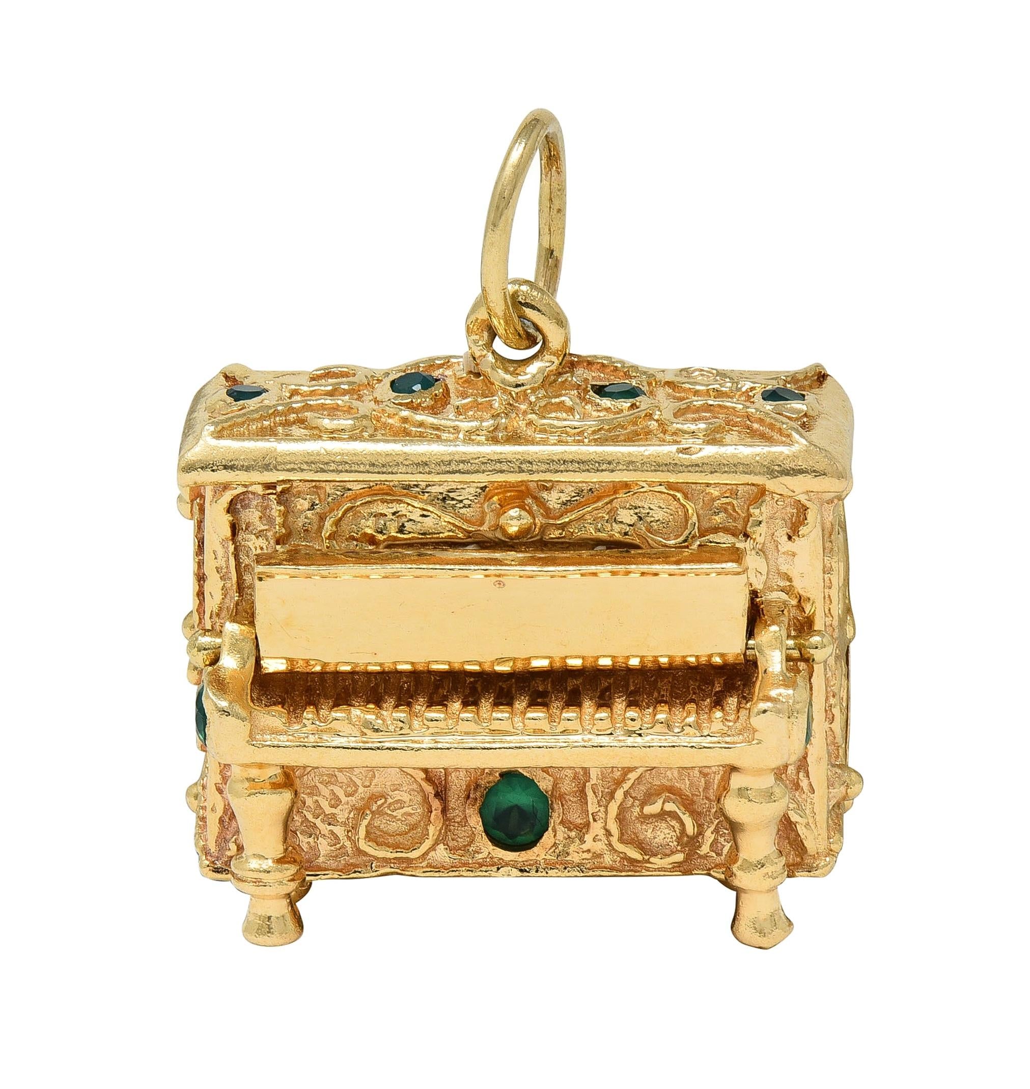 1960's Chrysoprase 14 Karat Yellow Gold Vintage Filigree Piano Pendant Charm