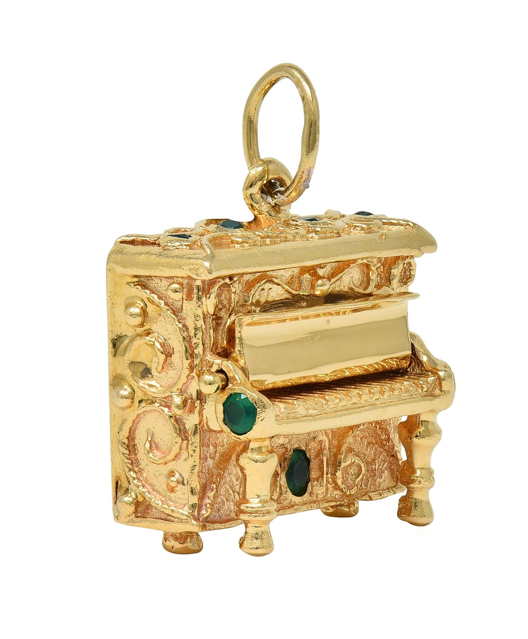 1960's Chrysoprase 14 Karat Yellow Gold Vintage Filigree Piano Pendant Charm