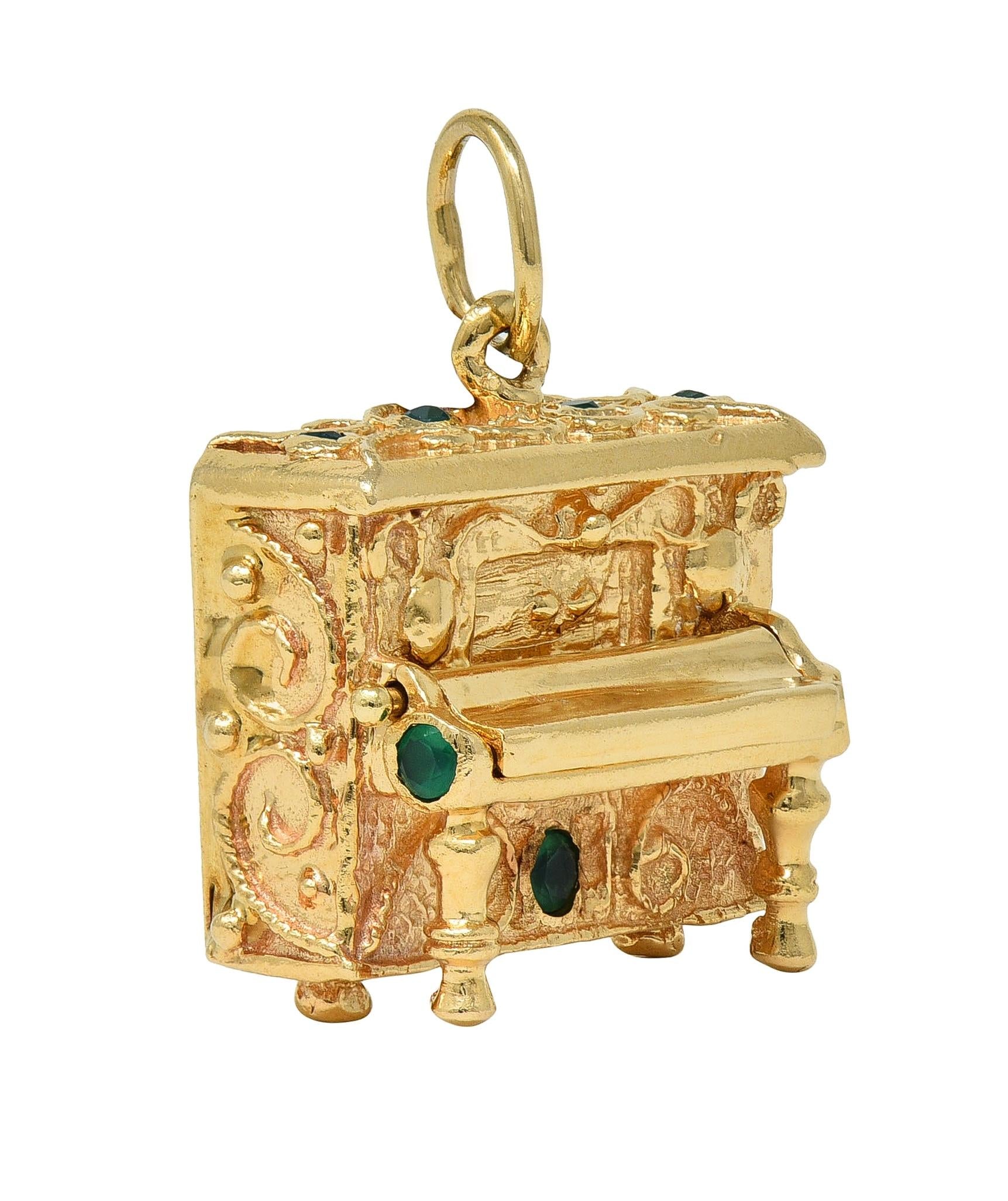 1960's Chrysoprase 14 Karat Yellow Gold Vintage Filigree Piano Pendant Charm