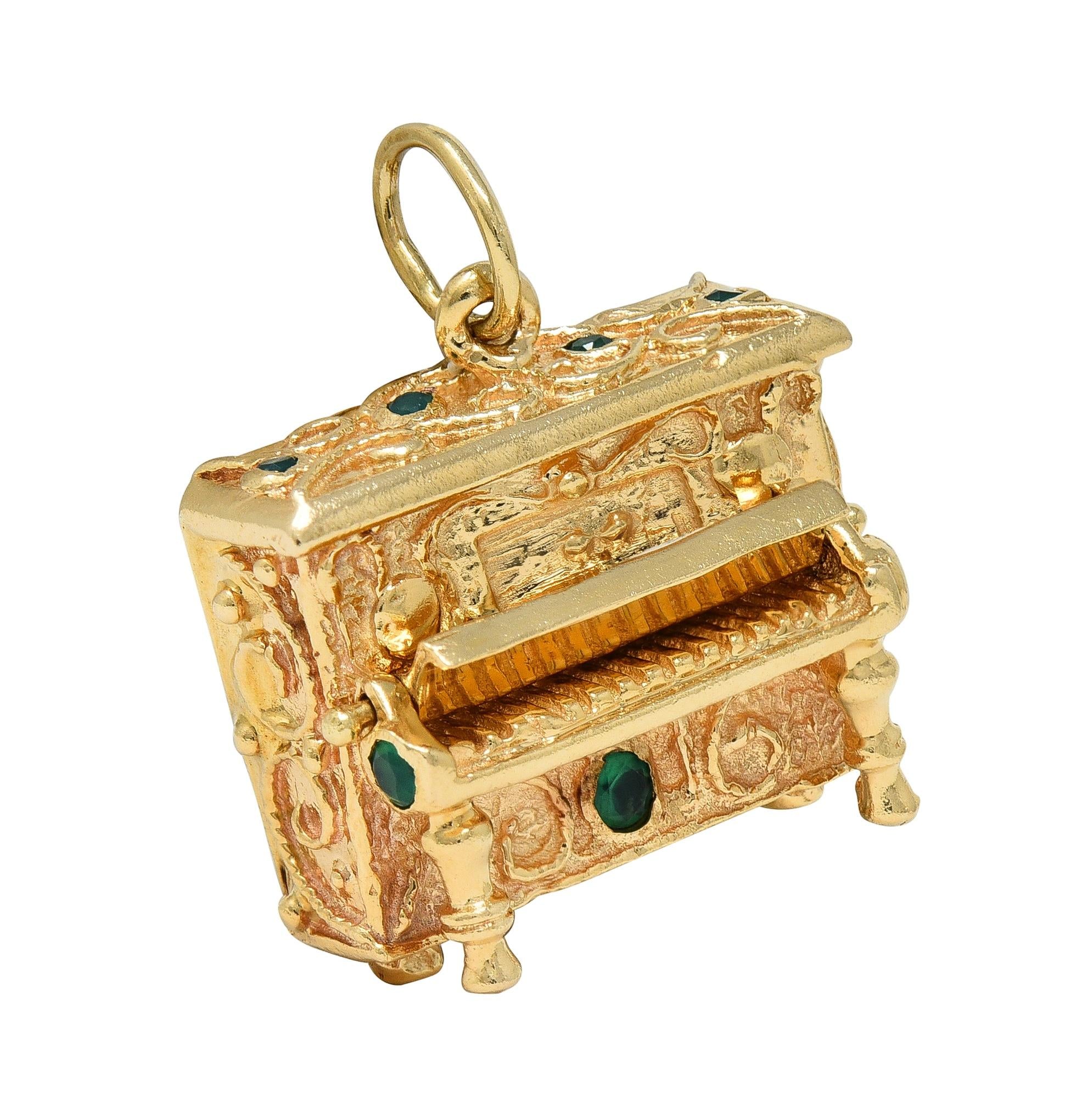 1960's Chrysoprase 14 Karat Yellow Gold Vintage Filigree Piano Pendant Charm