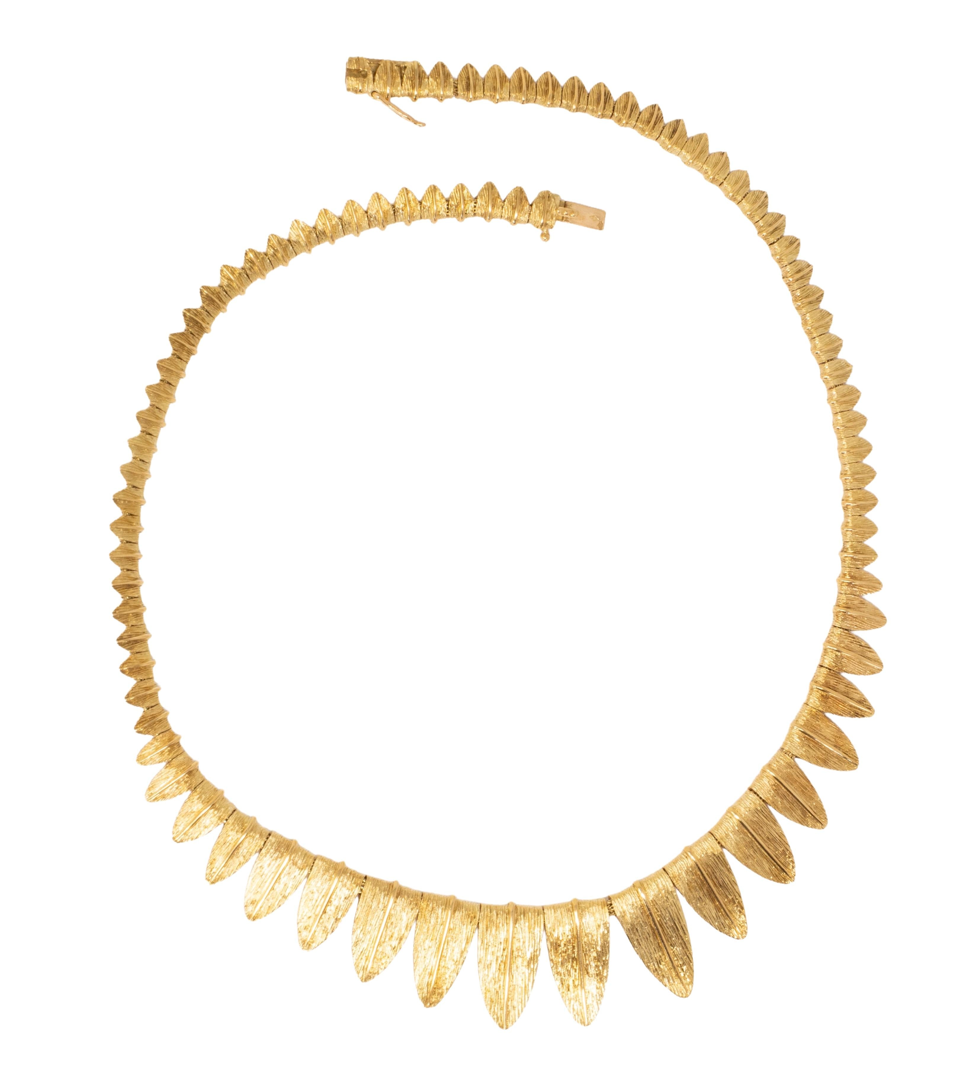 Bulgari French 1970s 18 Karat Yellow Gold Vintage Foliate Leaves Fringe Necklace