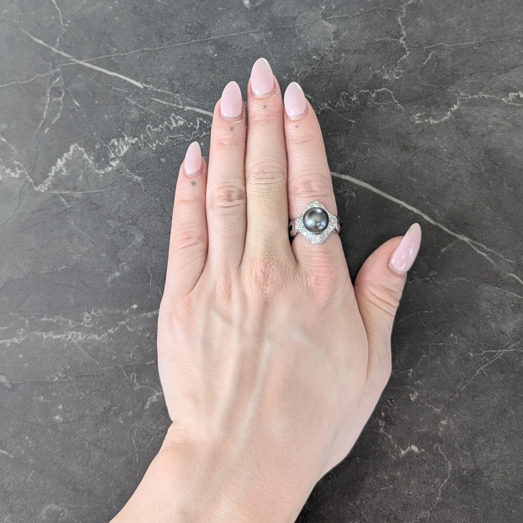 Contemporary Diamond Black Tahitian Pearl 18 Karat White Gold Halo Ring