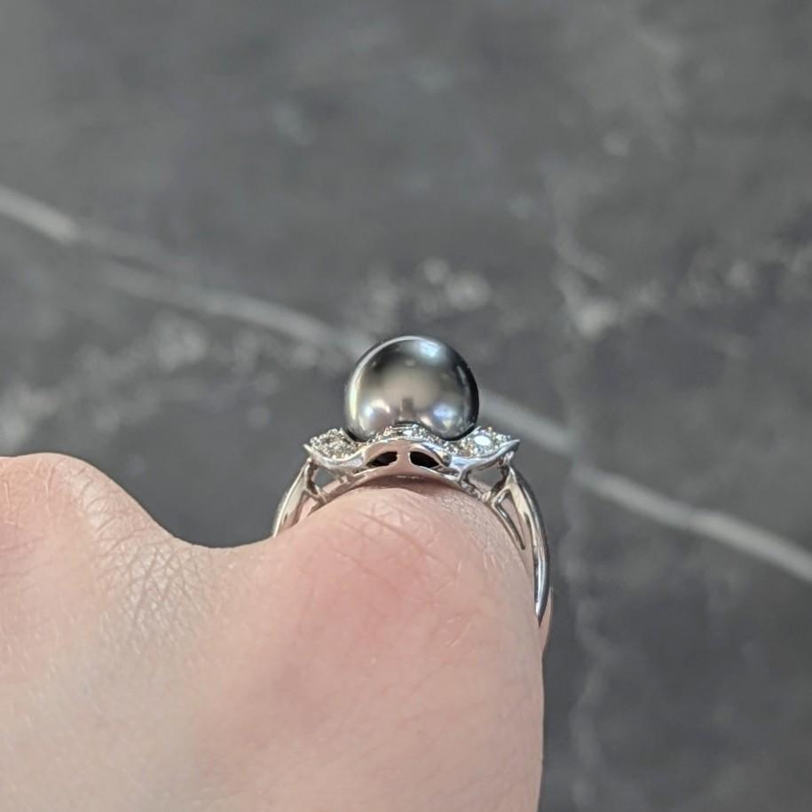Contemporary Diamond Black Tahitian Pearl 18 Karat White Gold Halo Ring