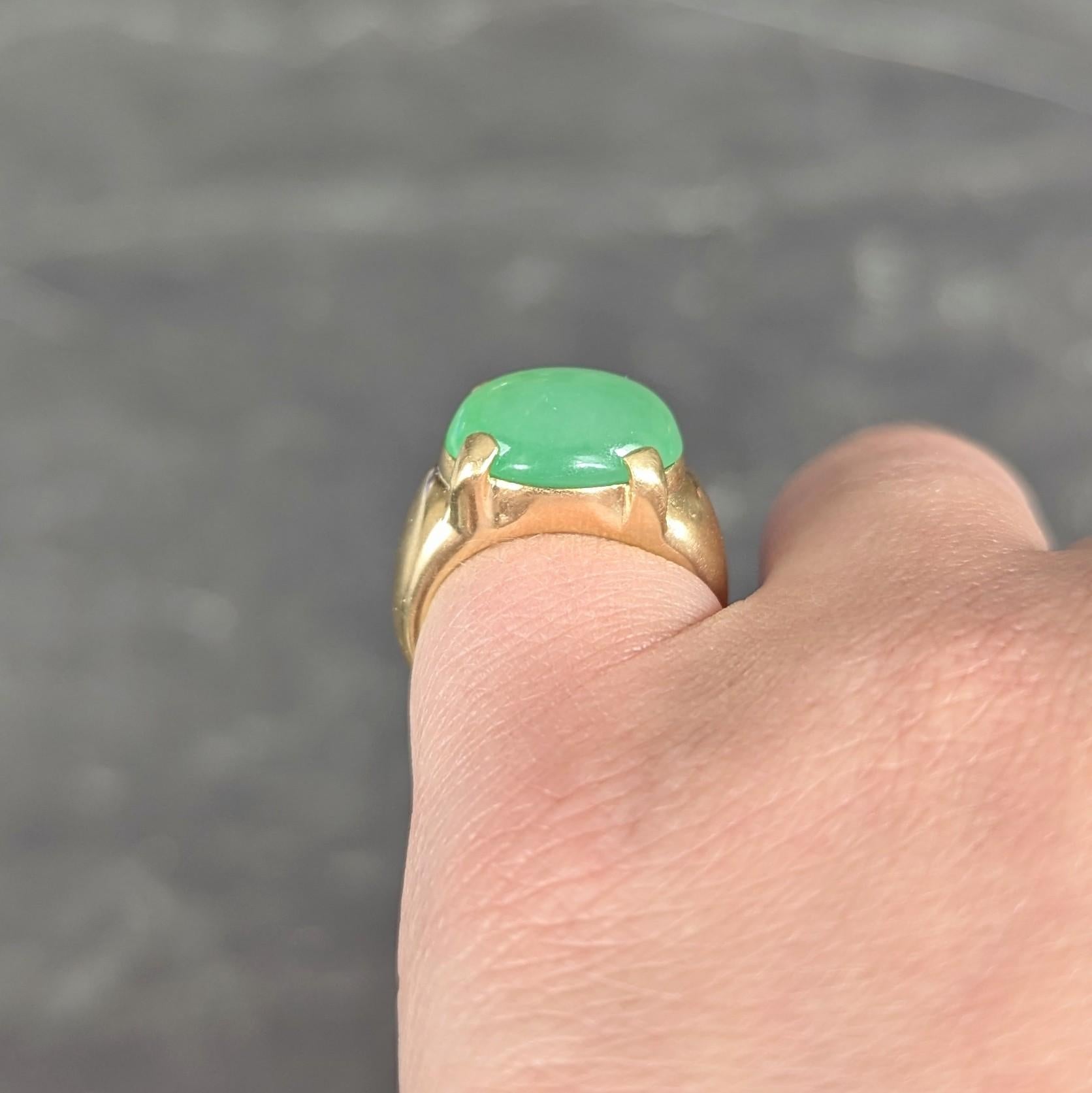 1980's Chrysoprase 18 Karat Yellow Gold Vintage Gemstone Ring