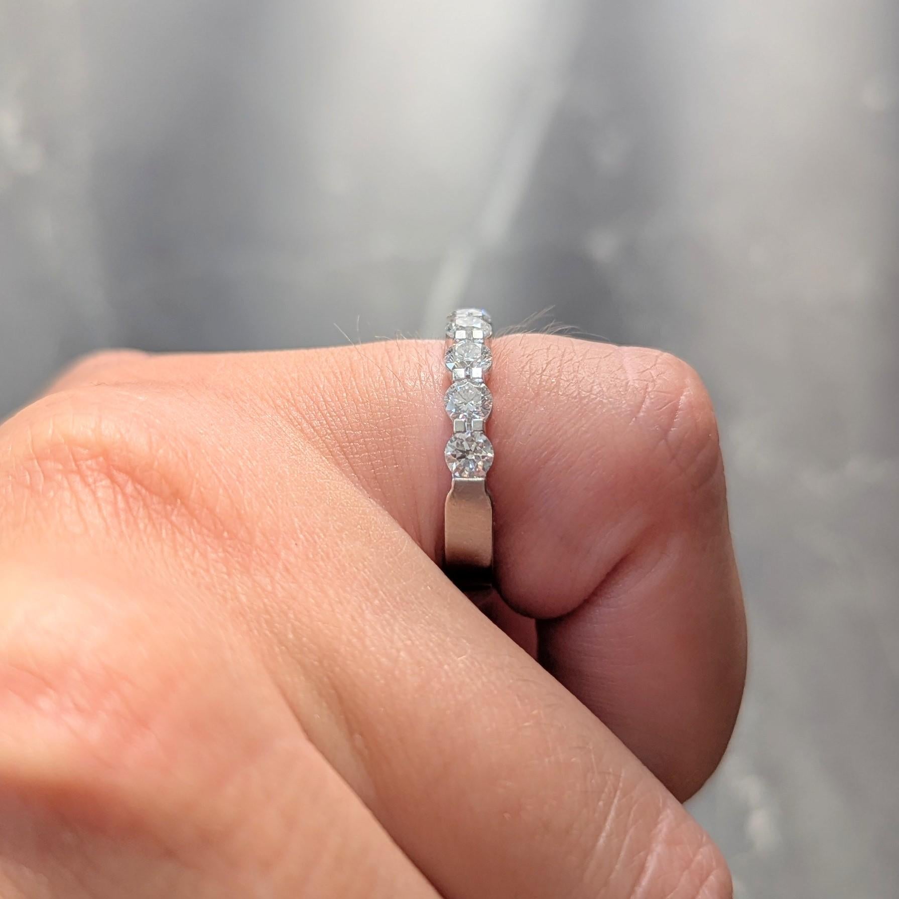 Contemporary 1.05 CTW Round Brilliant Cut Diamond Platinum Wedding Band Ring