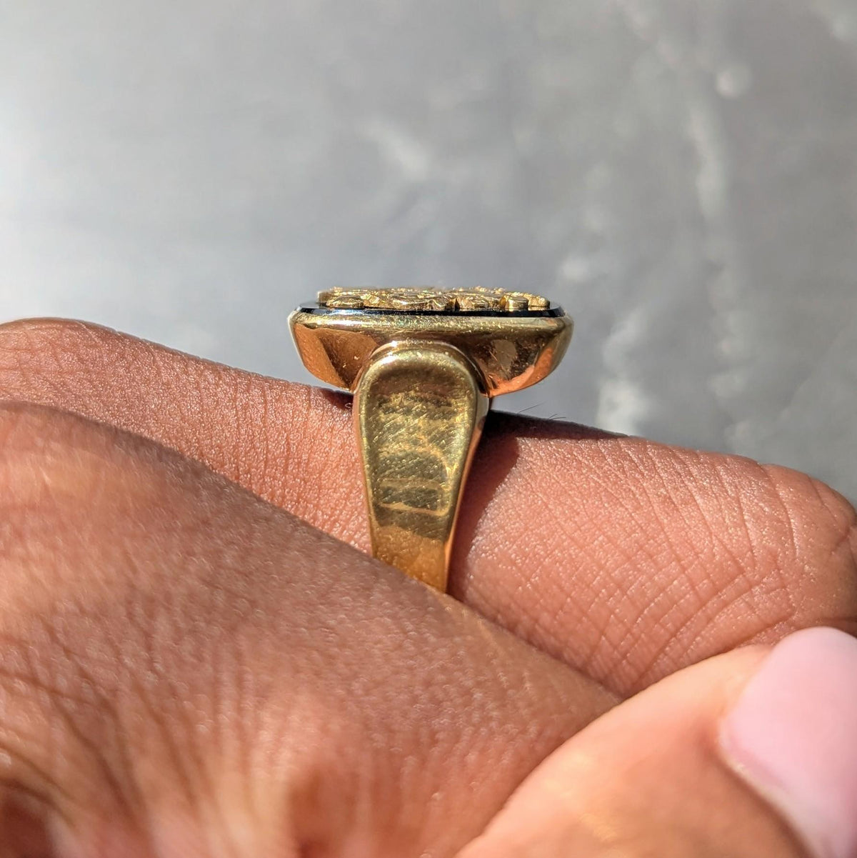 1970's Onyx 18 Karat Yellow Gold Vintage Heraldic Crest Unisex Signet Ring