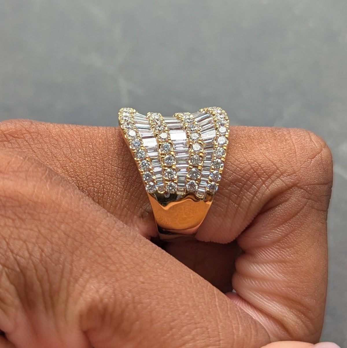 Contemporary 3.50 CTW Diamond 18 Karat Yellow Gold Seven Row Wavy Band Ring
