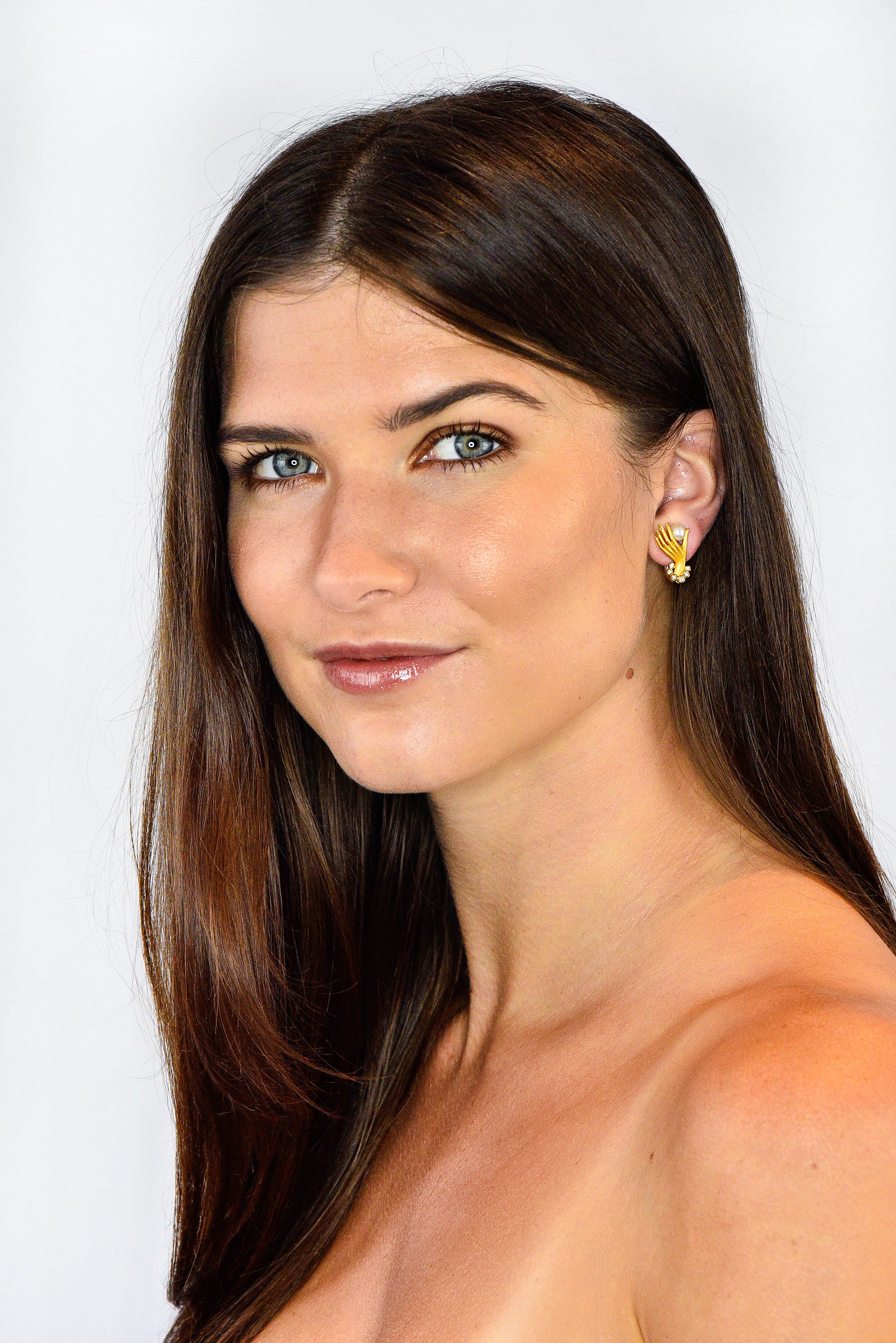 Carrera Y Carrera Diamond Pearl 18 Karat Gold Las Manos Hand Earrings - Wilson's Estate Jewelry