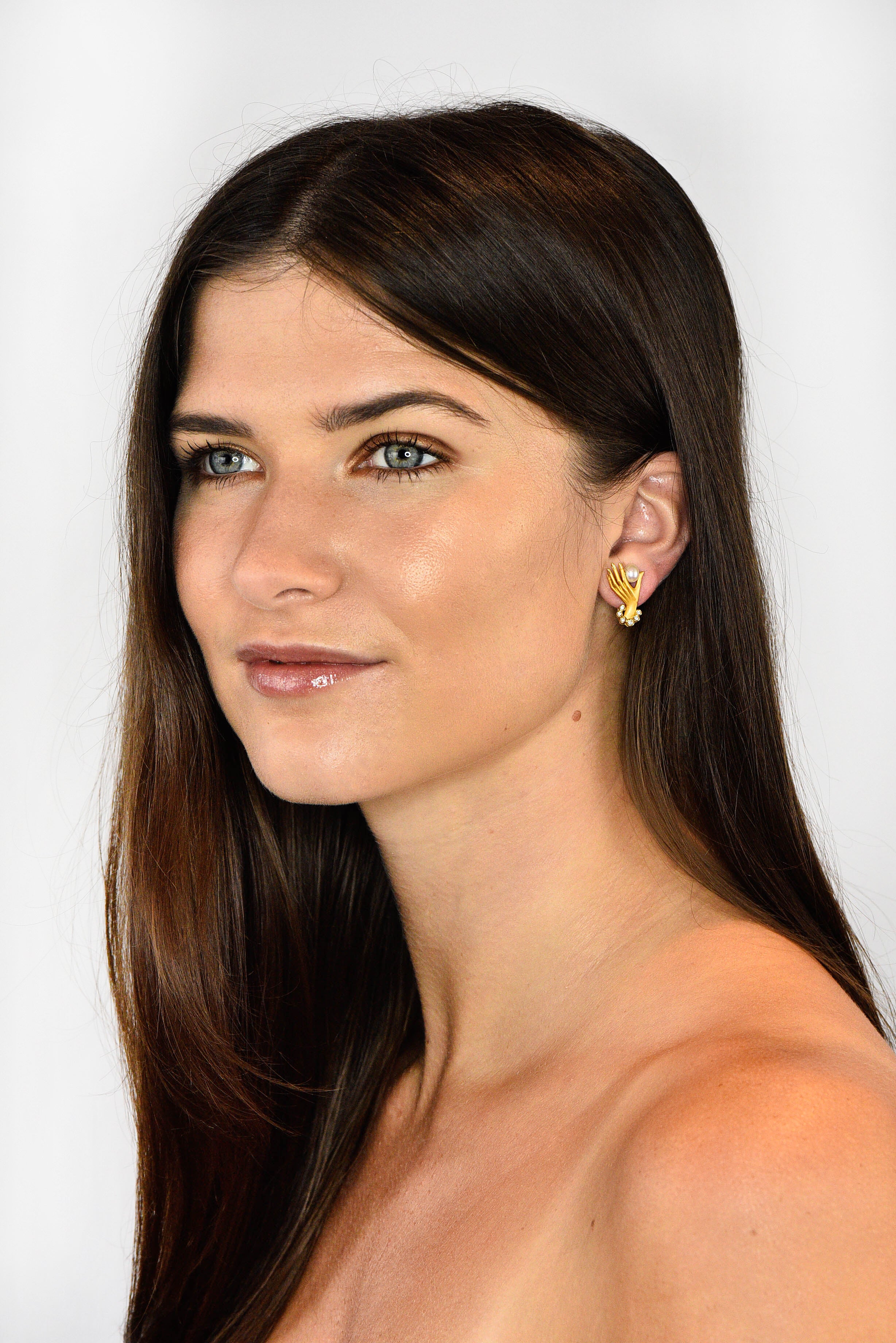 Carrera Y Carrera Diamond Pearl 18 Karat Gold Las Manos Hand Earrings - Wilson's Estate Jewelry