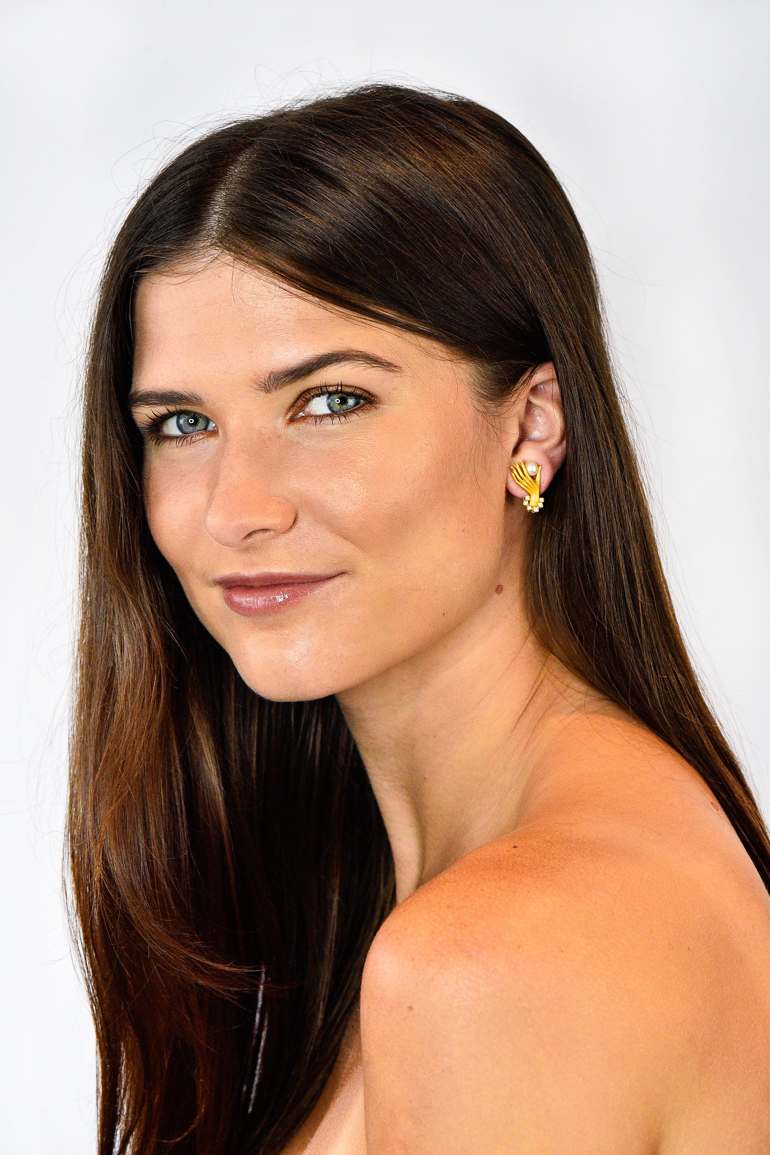 Carrera Y Carrera Diamond Pearl 18 Karat Gold Las Manos Hand Earrings - Wilson's Estate Jewelry
