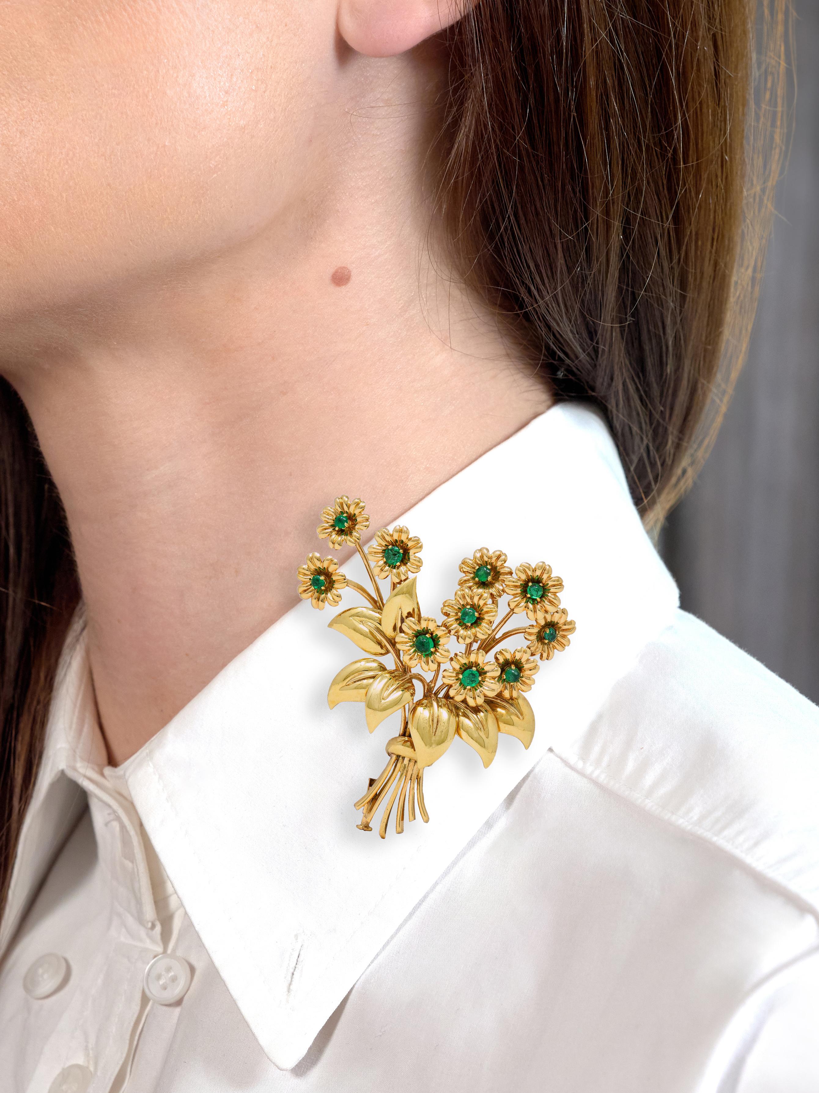 Van Cleef & Arpels 1948 French Emerald 14 Karat Yellow Gold Vintage Daisy Brooch