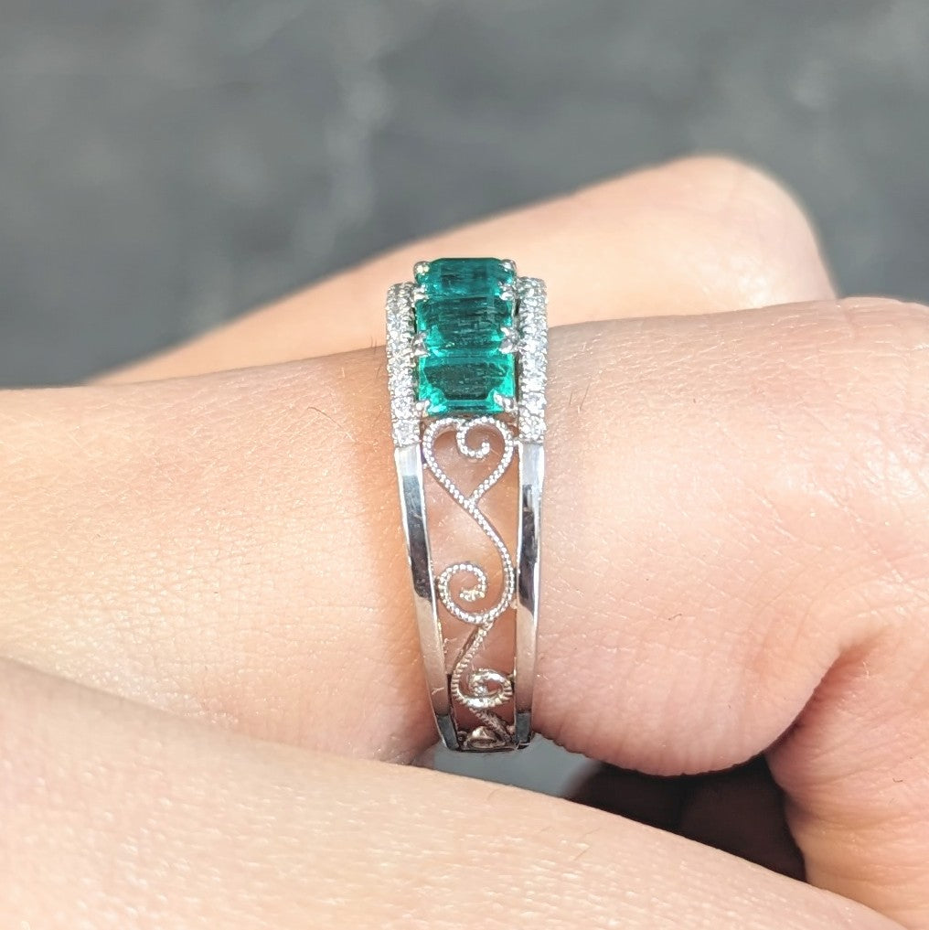 Contemporary 1.47 CTW Emerald Diamond 18 Karat White Gold Heart Band Ring Wilson's Estate Jewelry