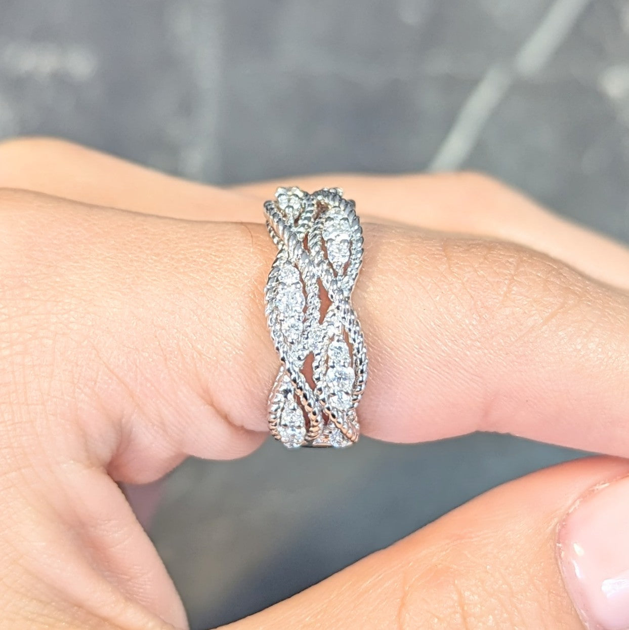 Contemporary 1.00 CTW Diamond 14 Karat White Gold Rope Band Ring Wilson's Estate Jewelry