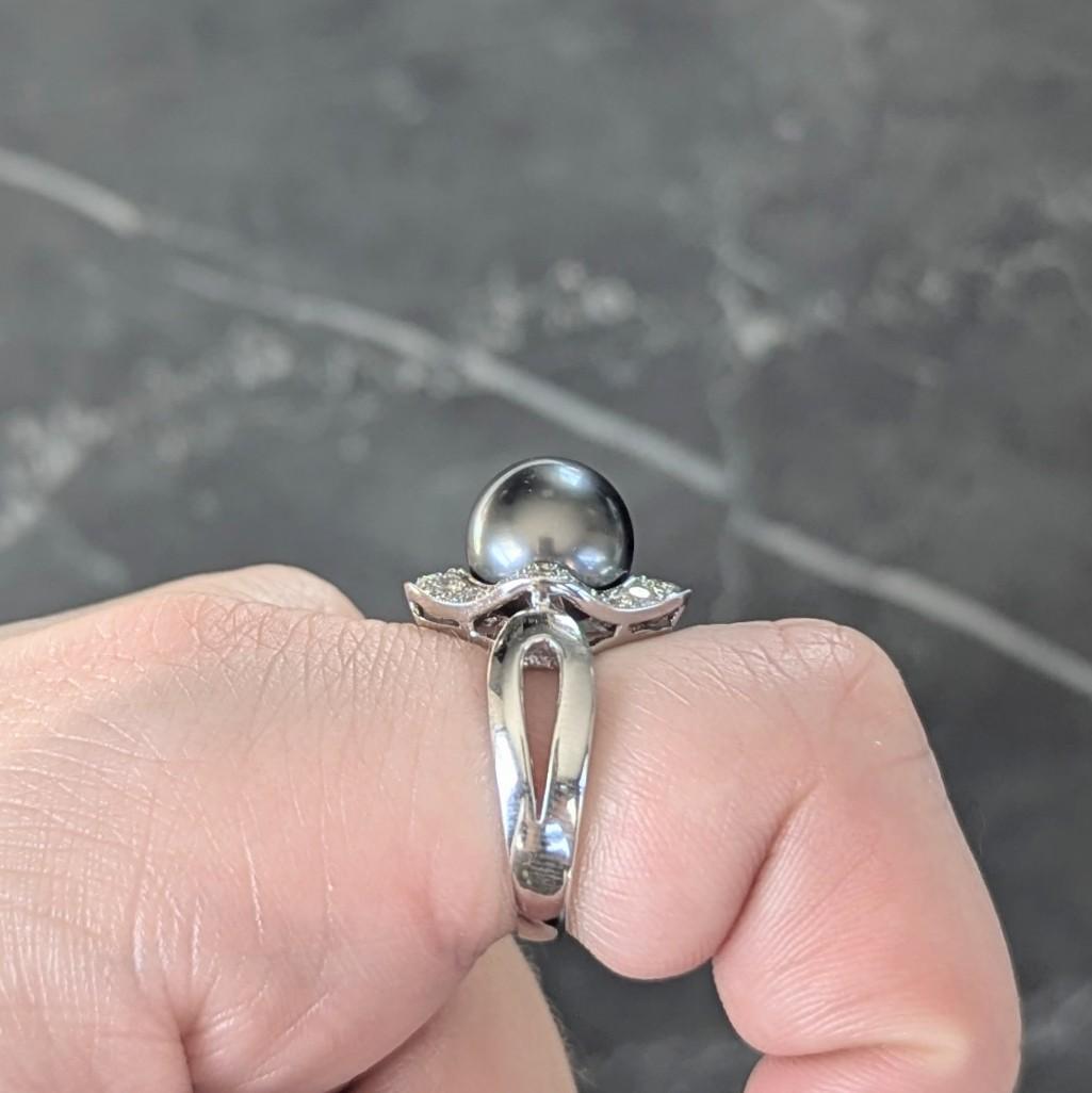 Contemporary Diamond Black Tahitian Pearl 18 Karat White Gold Halo Ring