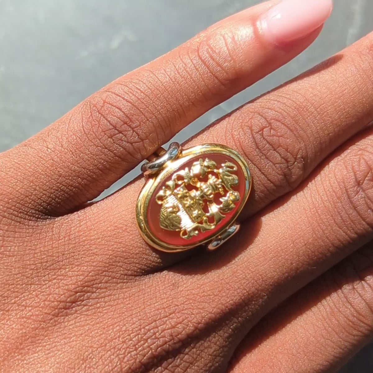 Edwardian Carnelian 18 Karat Two-Tone Gold Antique Heraldic Crest Signet Ring