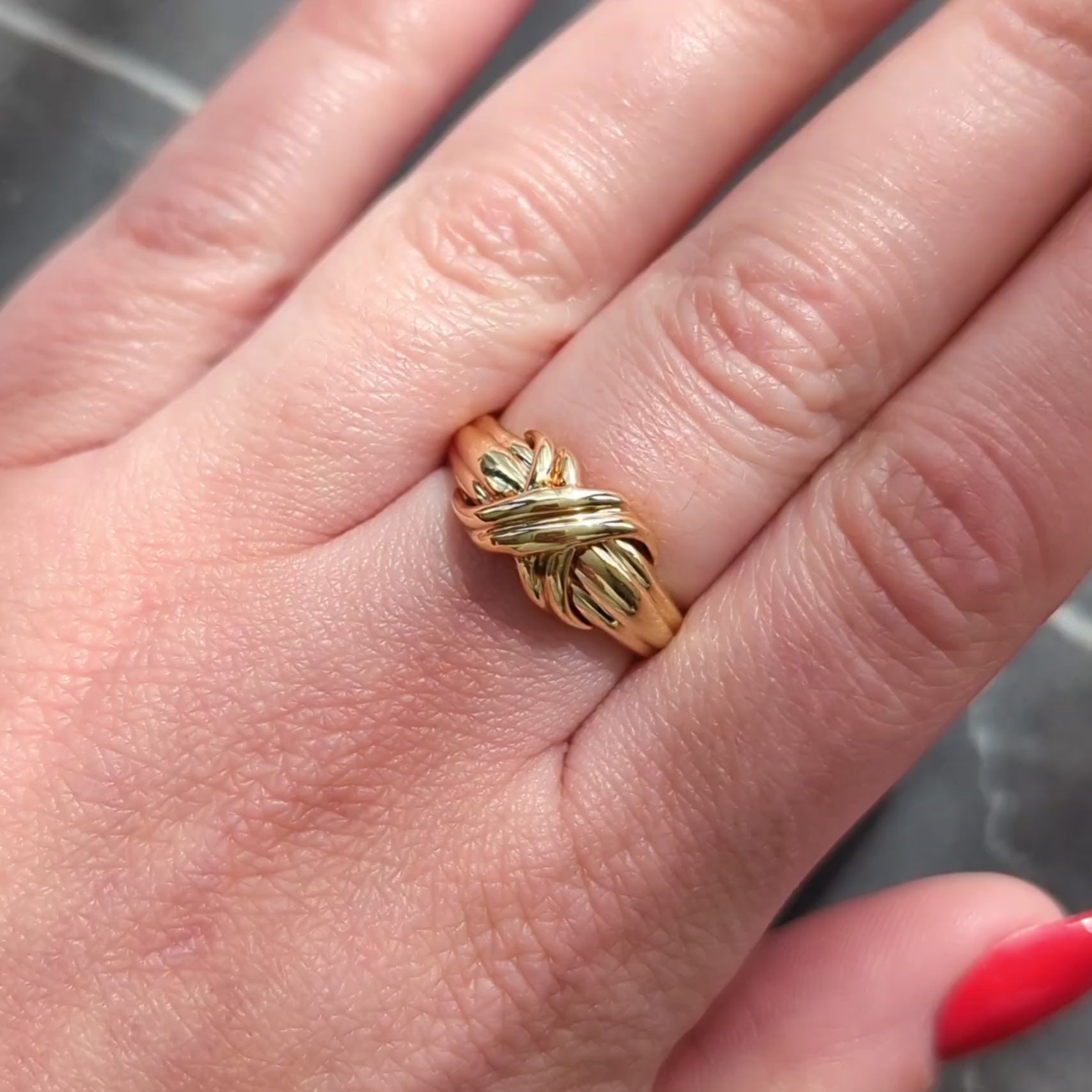 Tiffany & Co. 1998 18 Karat Yellow Gold Vintage X Kiss Ring