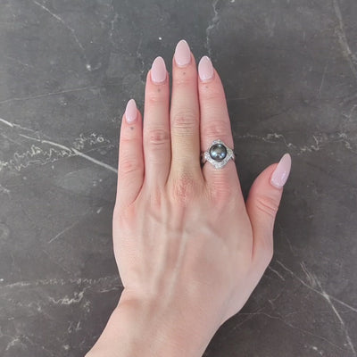 Contemporary Diamond Black Tahitian Pearl 18 Karat White Gold Halo Ring