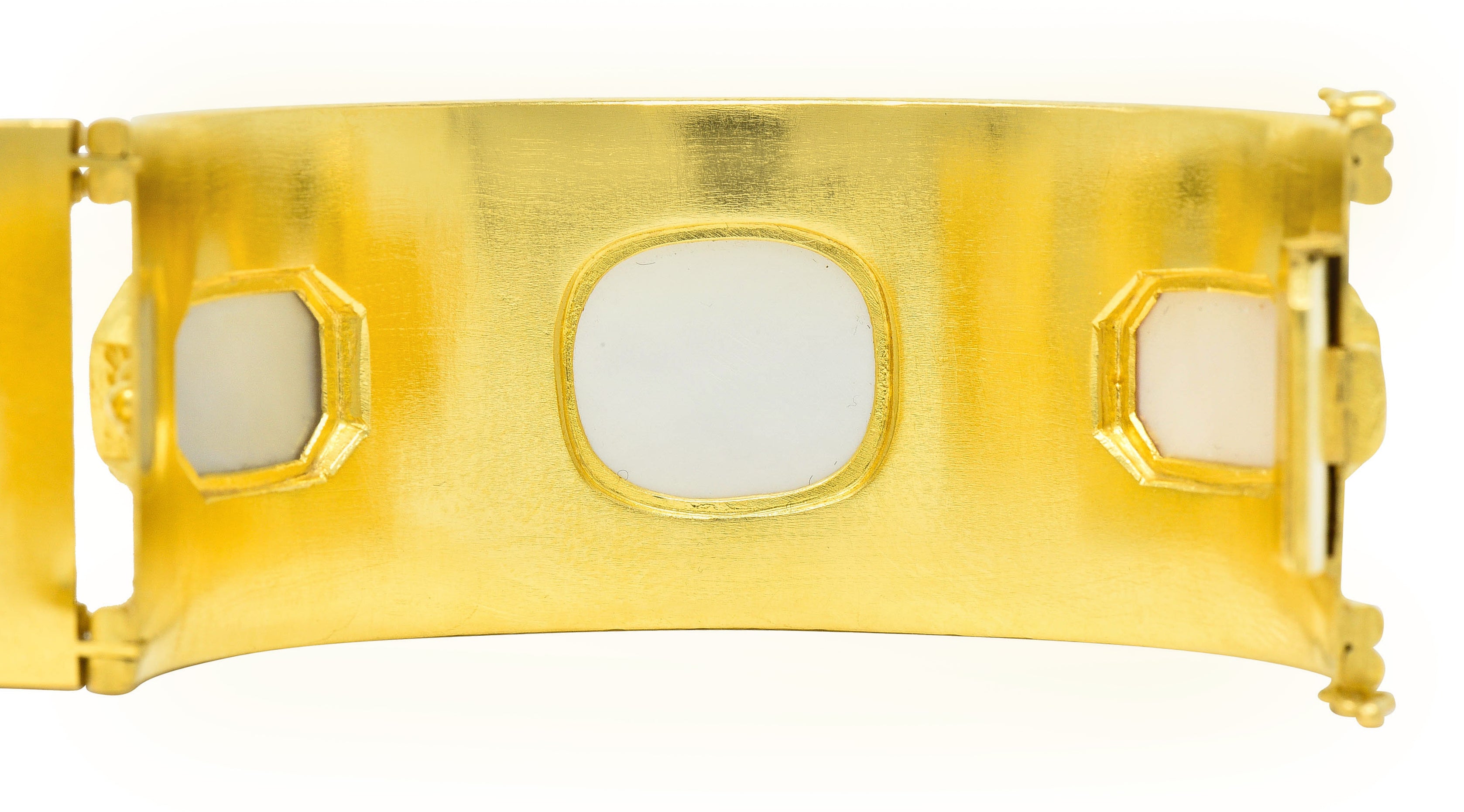 Elizabeth Locke Intaglio 19 Karat Hammered Gold Bangle Braceletbracelet - Wilson's Estate Jewelry