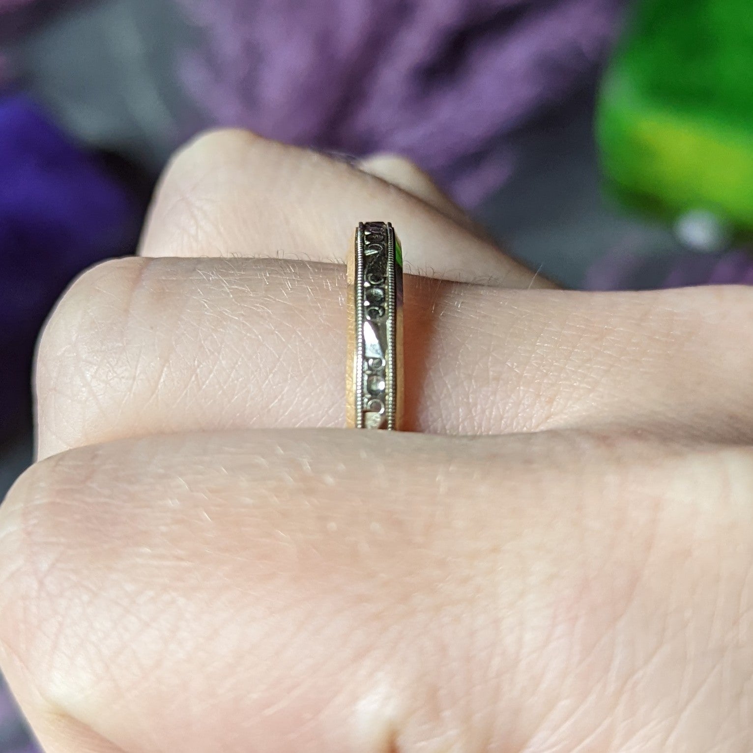 1990's Platinum 14 Karat Gold Unisex Scrolling Vintage Band Ring Wilson's Estate Jewelry