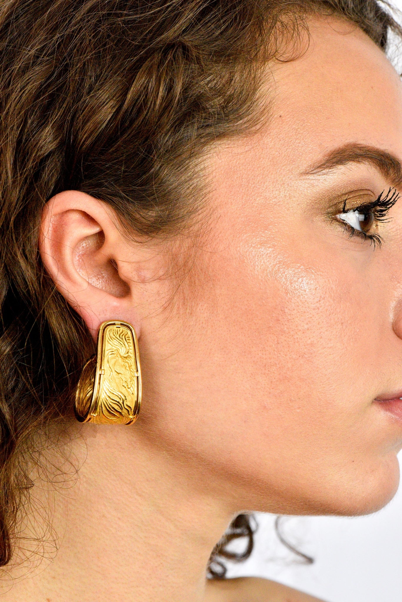 Carrera y Carrera 18 Karat Gold Ecuestre Half-Hoop Horse Earrings - Wilson's Estate Jewelry