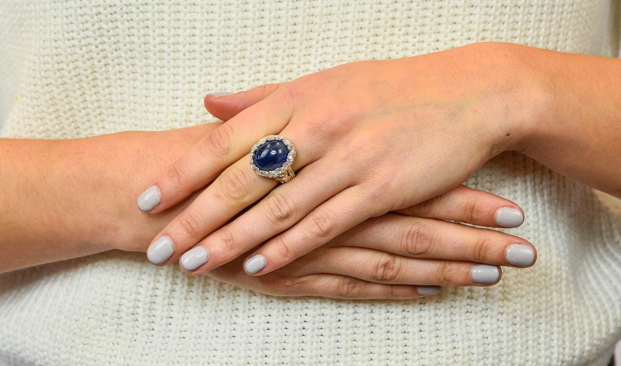 Contemporary 17.00 CTW Sapphire Diamond 18 Karat Gold Cluster Cocktail Ring - Wilson's Estate Jewelry