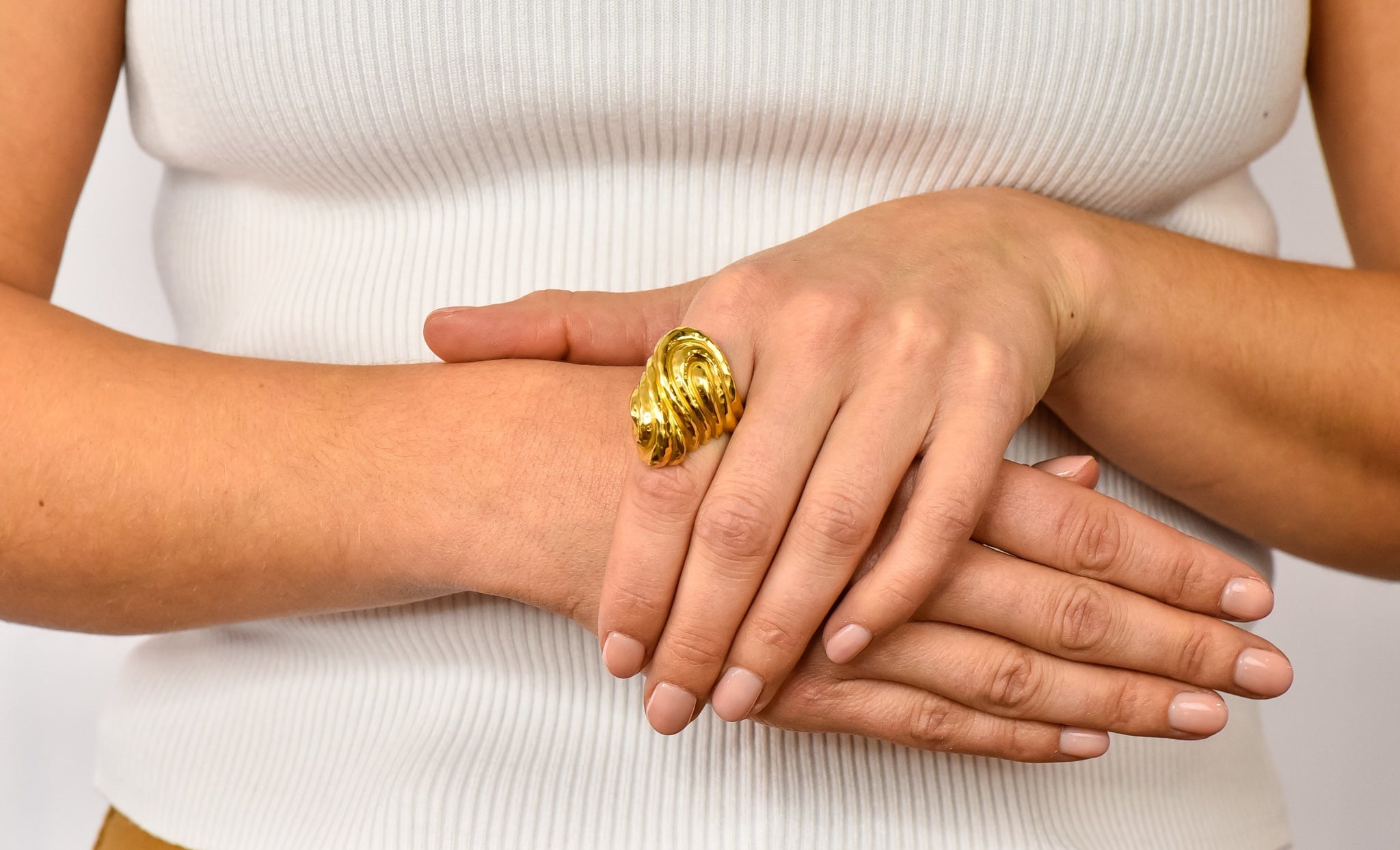 Henry Dunay Vintage 18 Karat Gold Hammered Swirl Ring Circa 1980 - Wilson's Estate Jewelry